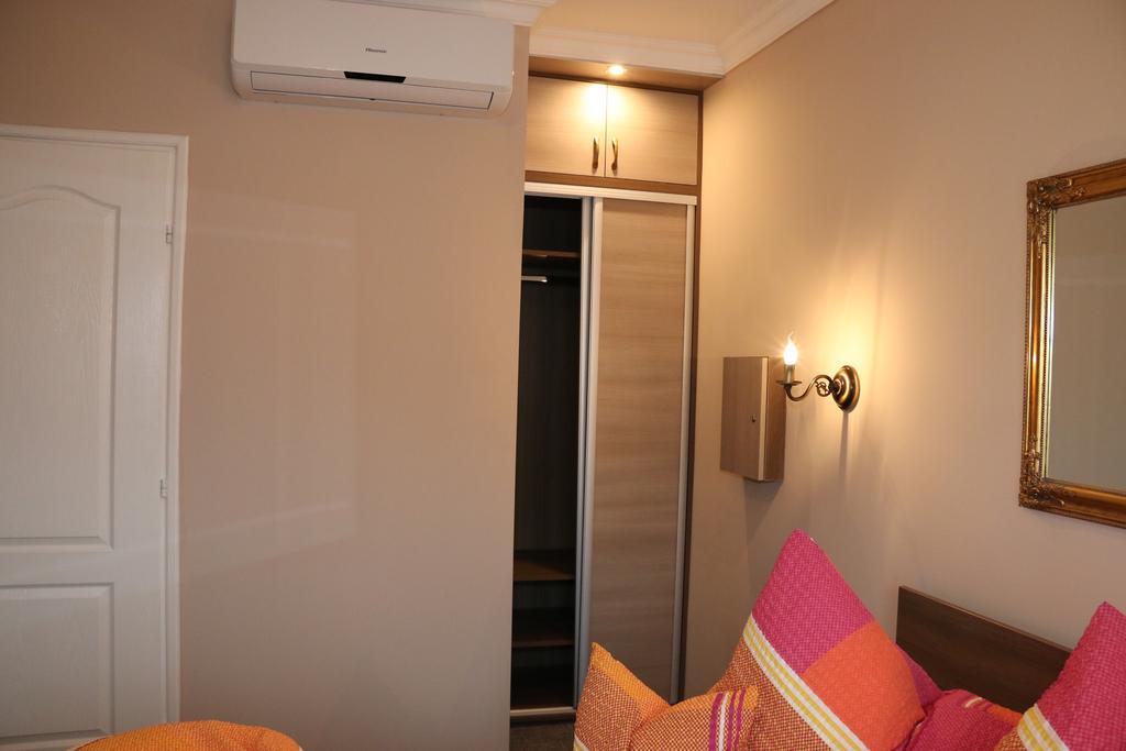 ホテル Aradi Vendeghaz ミシュコルツ 部屋 写真